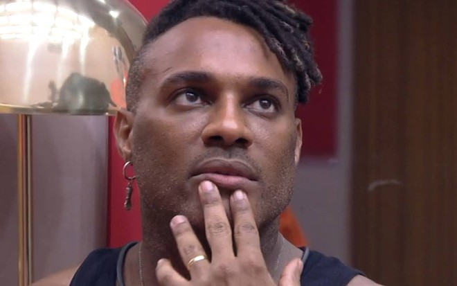 Foto de Fred Nicácio com uma mão no rosto