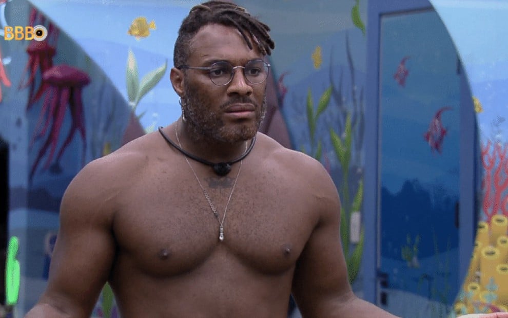 Fred Nicácio está sem camisa em conversa no quarto fundo do mar do BBB 23