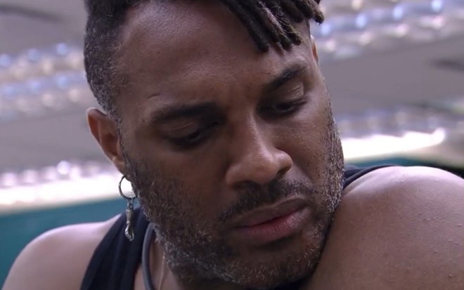 Fred Nicácio está pensativo no BBB 23
