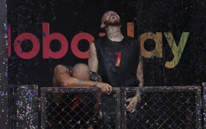 Ricardo Camargo e Fred chorando em área de prova do BBB 23
