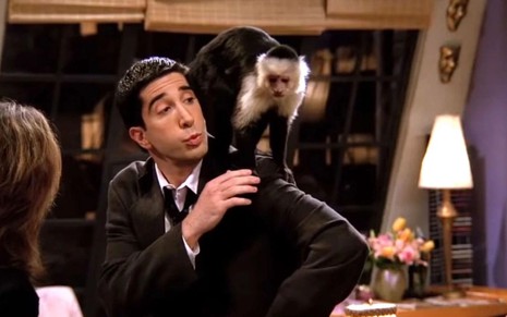 David Schwimmer com um macaco no ombro em cena da primeira temporada de Friends