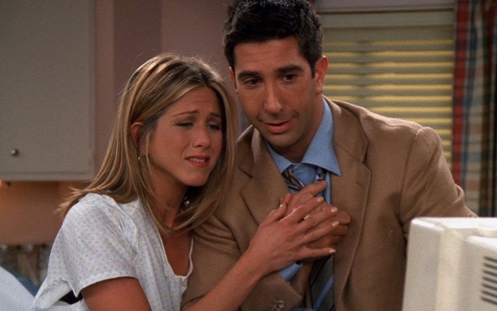 Jennifer Aniston e David Schwimmer se abraçam em cena de Friends