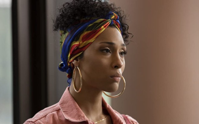 A atriz MJ Rodriguez olha séria em cena da série Pose