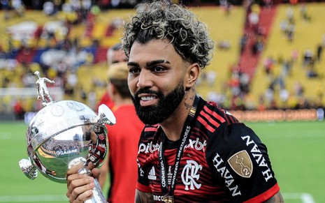 Gabigol segura o troféu da Libertadores em 2022