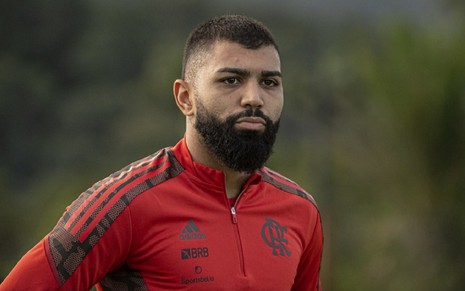 Gabigol, do Flamengo, em um treino do clube com a camisa vermelha e olhando de forma séria