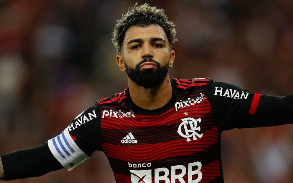 Gabigol com a camisa do Flamengo na comemoração de um gol na Libertadores