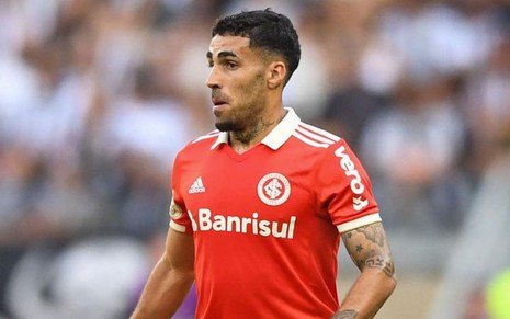 Gabriel, do Internacional, joga pelo clube com uniforme inteiro vermelho