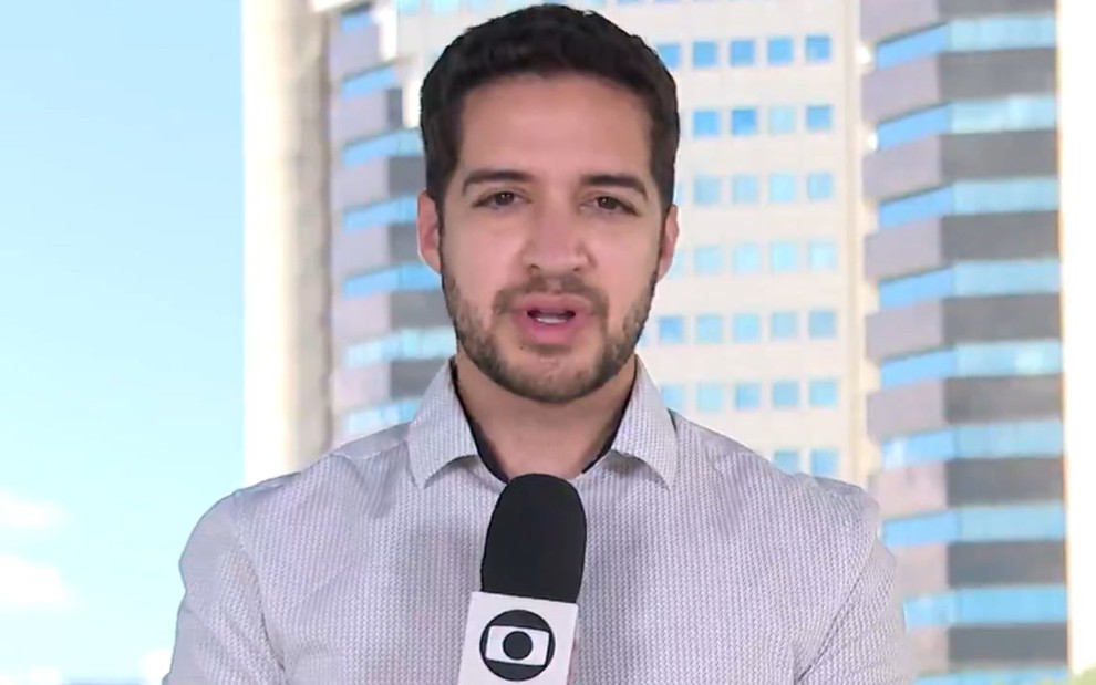 Imagem do repórter Gabriel Luiz durante reportagem na Globo