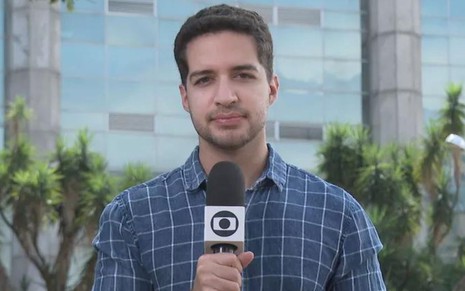 Imagem do jornalista Gabriel Luiz durante reportagem na Globo