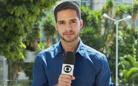 Gabriel Luiz em foto publicada no Instagram; ele veste uma camisa azul e segura um microfone da Globo com a mão direita