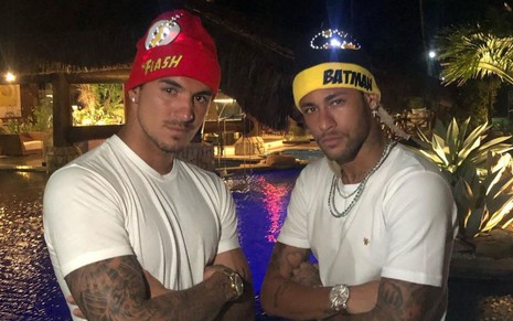 Imagem de Gabriel Medina (à esq.) e Neymar com toucas de led