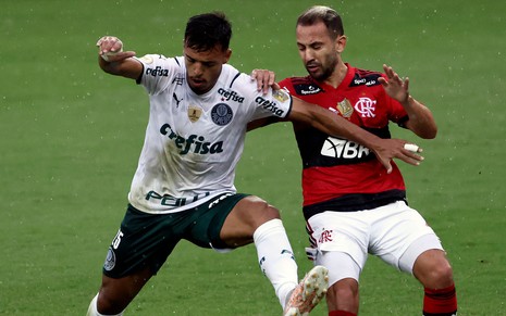 Gustavo Scarpa e Everton Ribeiro brigam por uma bola em confronto dos times no Campeonato Brasileiro