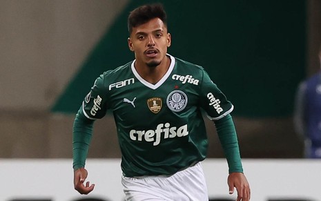Gabriel Menino, do Palmeiras, joga com uniforme verde do clube