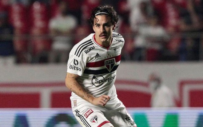 Gabriel Neves, do São Paulo, em campo com uniforme branco com listras vermelha e preta