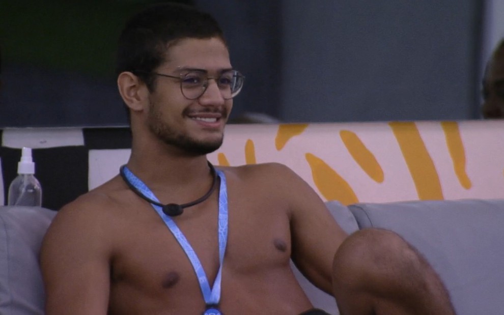 Gabriel Santana está sorrindo no BBB 23