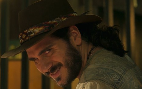 Trindade (Gabriel Sater) com os olhos virados e sorriso macabro em cena da novela Pantanal