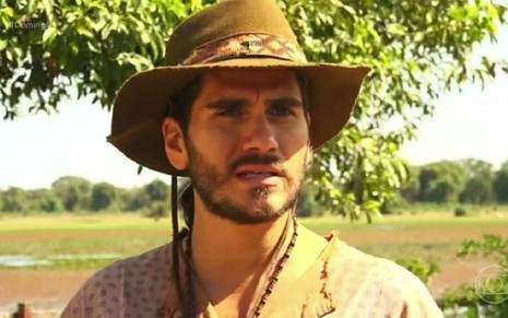 Gabriel Sater está caracterizado como seu personagem de Pantanal com roupa de peão e chapéu