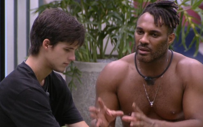 Gabriel Tavares e Fred Nicácio conversam no BBB 23