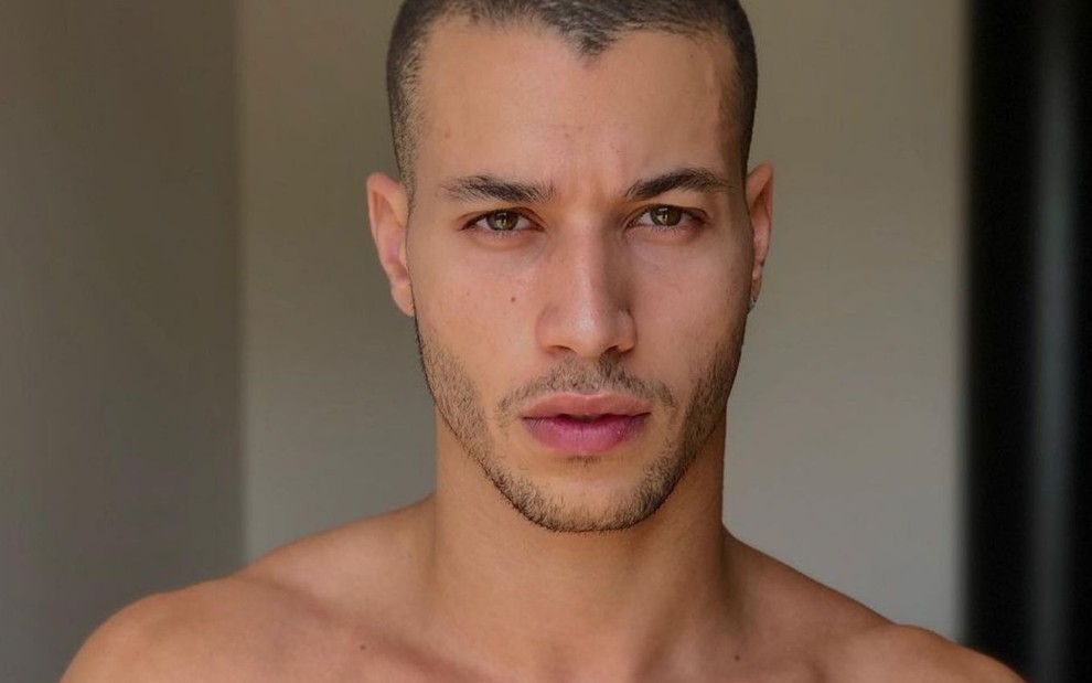 Gabriel Vieira posa sem camisa em foto publicada no Instagram