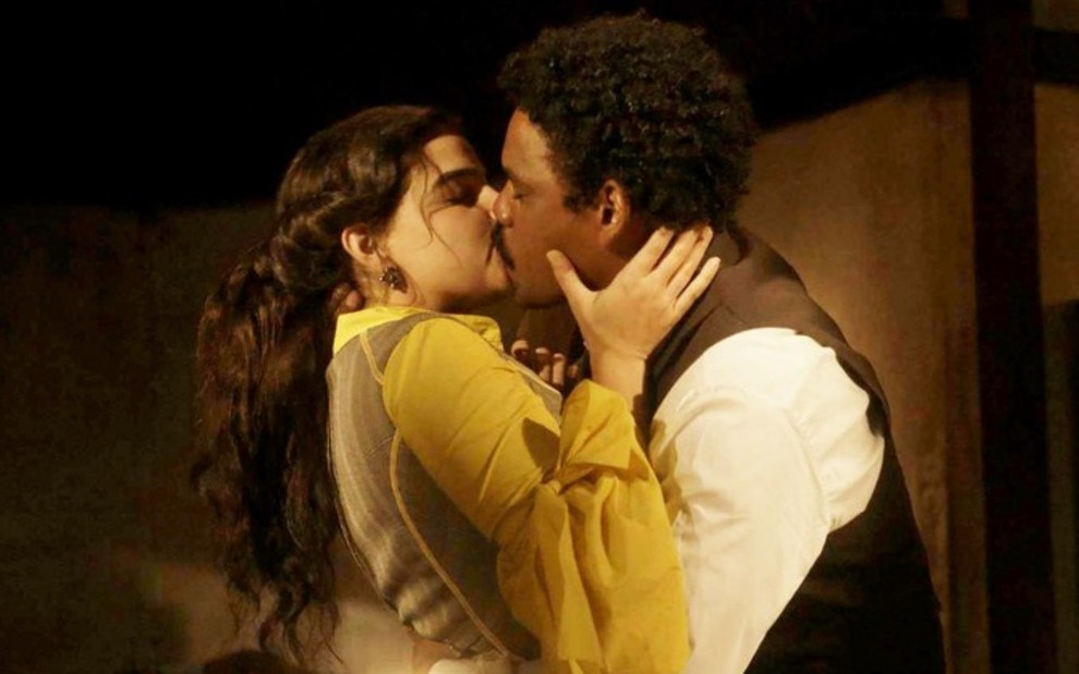 Pilar (Gabriela Medvedovski) e Samuel (Michel Gomes) se beijam em cena de Nos Tempos do Imperador