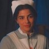 Gabriela Medvedovski com uniforme de enfermeira em cena como Pilar da novela Nos Tempos do Imperador