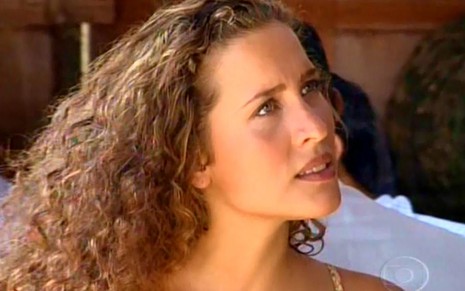 A atriz Gabriela Alves em Mulheres de Areia (1993), com expressão irritada