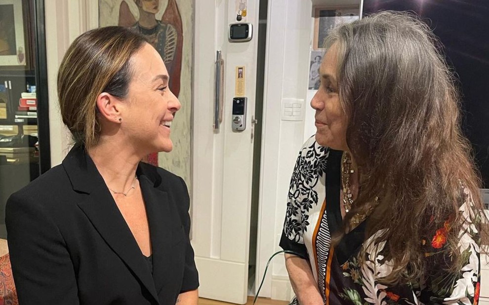 Gabriela e Regina Duarte se olham e dão risada em foto publicada no Instagram
