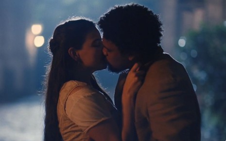 No meio da rua e de noite, Pilar (Gabriela Medvedovski) beija Jorge/Samuel (Michel Gomes) em cena de Nos Tempos do Imperador