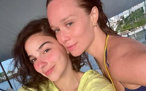 As atrizes Gabriela Medvedovski e Mariana Ximenes posam juntas