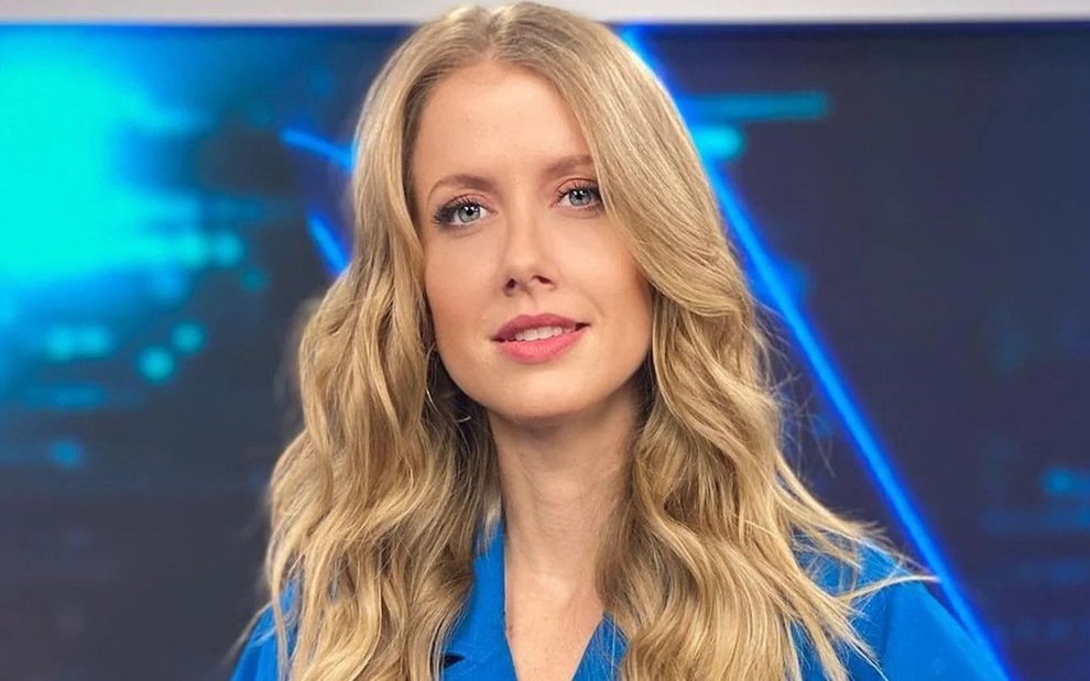 Gabriela Prioli com uma camisa azul nos estúdios da CNN Brasil, onde era entrevistada