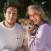 Gabriela Prioli ao lado do marido, Thiago Mansur, e o cachorro do casal