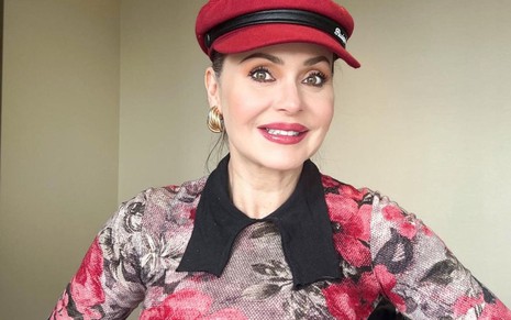 A atriz Gabriela Spanic em foto publicada em seu Instagram, com cabelo preso, boina vermelha e camisa colorida