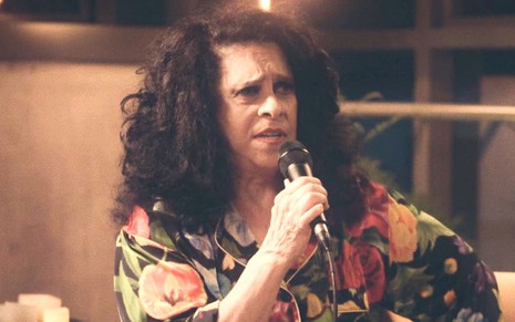 Gal Costa cantando em apresentação na Globo