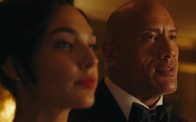 Gal Gadot ao lado de Dwayne 'The Rock' Johnson em cena de Alerta Vermelho