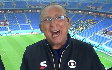 Galvão Bueno com uma camisa azul da Globo na Copa do Mundo