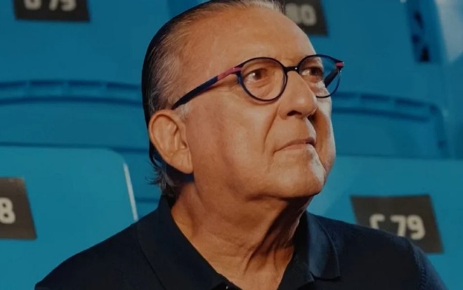 Galvão Bueno com uma camisa azul em uma reportagem do Esporte Espetacular