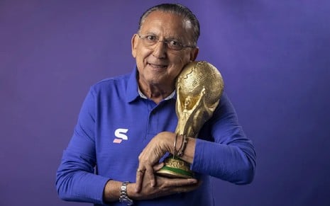 Galvão Bueno com a taça da Copa do Mundo