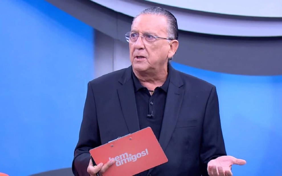 Galvão Bueno com um terno azul e uma camisa verde no Bem Amigos, do SporTV