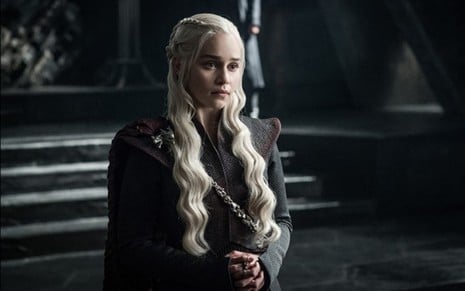 Emilia Clarke caracterizada como Daenerys Targaryen em Game of Thrones