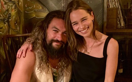 Jason Momoa e Emilia Clarke posam sorridentes em foto do Instagram