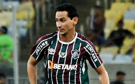 Ganso, do Fluminense, joga pelo clube com uniforme com listras verde, branco e vinho