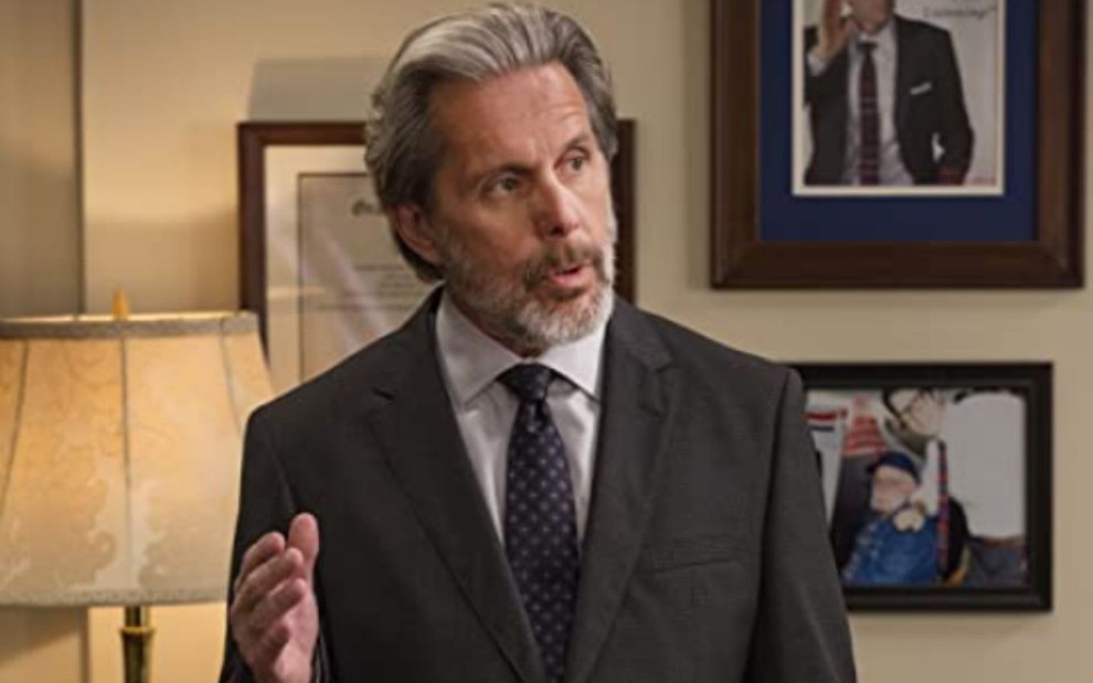 Gary Cole de terno e gravata em escritório, em cena de Veep, série da HBO