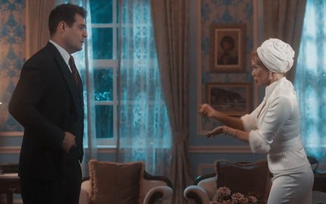 Em cena de Amor Perfeito, Thiago Lacerda e Mariana Ximenes estão frente a frente; ela está discutindo com ele