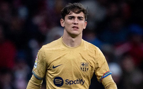 Gavi, do Barcelona, em campo com uniforme dourado do clube