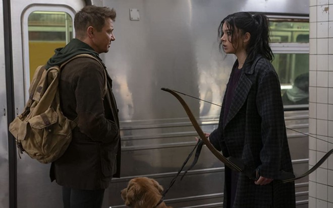 Jeremy Renner e Hailee Steinfeld conversam no metrô em cena da série Gavião Arqueiro