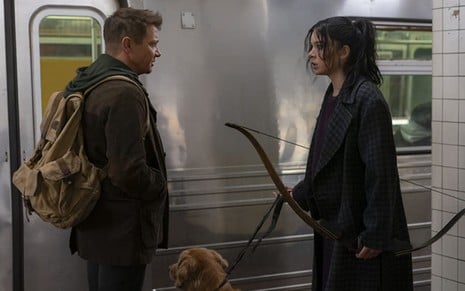Jeremy Renner e Hailee Steinfeld conversam no metrô em cena da série Gavião Arqueiro