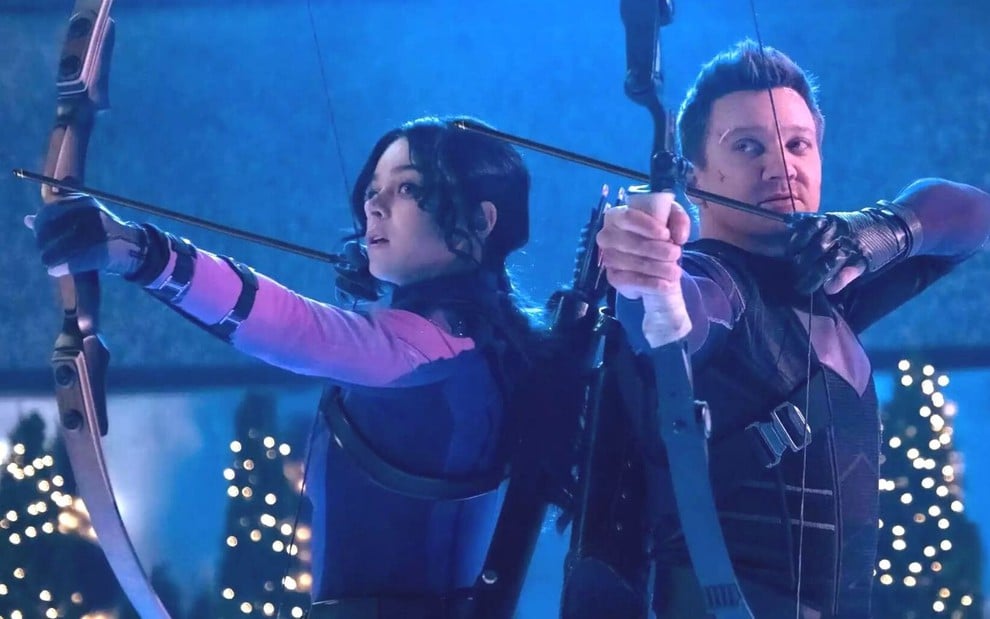 Kate Bishop (Hailee Steinfeld) e Clint Barton (Jeremy Renner) em cena de Gavião Arqueiro, série da Marvel