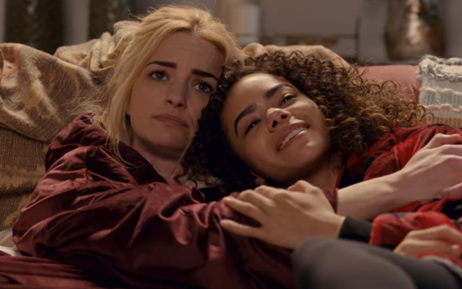 Imagem de Brianne Howey (à esq.) e Antonia Gentry abraçadas em cena da 2ª temporada de Ginny e Geórgia