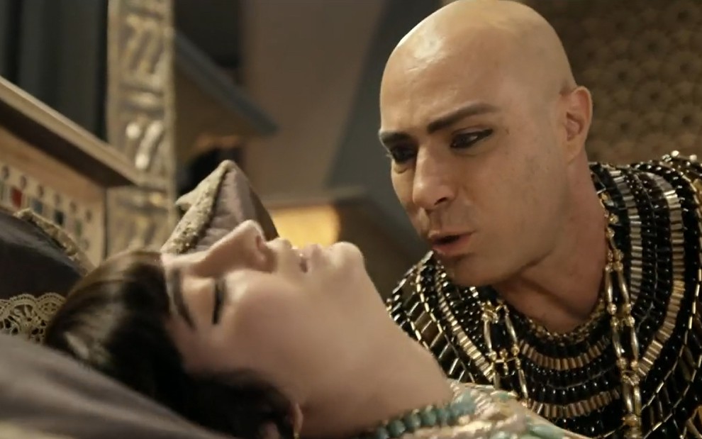 Atriz Marianna Alexandre aparece deitada em cama ao lado de Fernando Pavão em cena de Gênesis