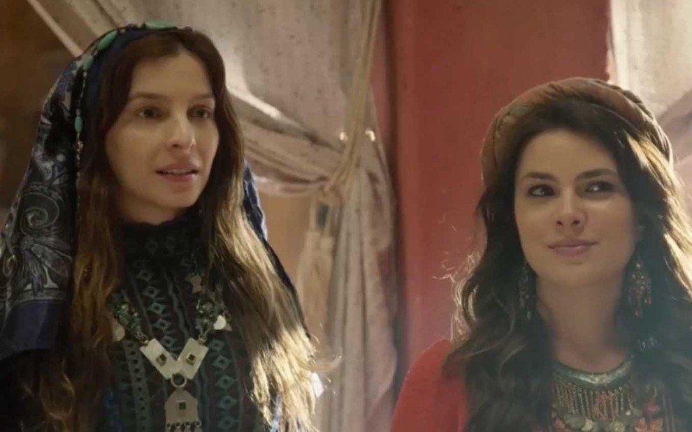 A atriz Michelle Batista como Lia à esquerda e a atriz Thaís Melchior como Raquel à direita em cena de Gênesis
